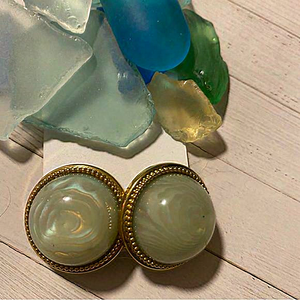 Designer Simon Chang - Vintage 80’s‎ clip-on earrings. Perfect condition!